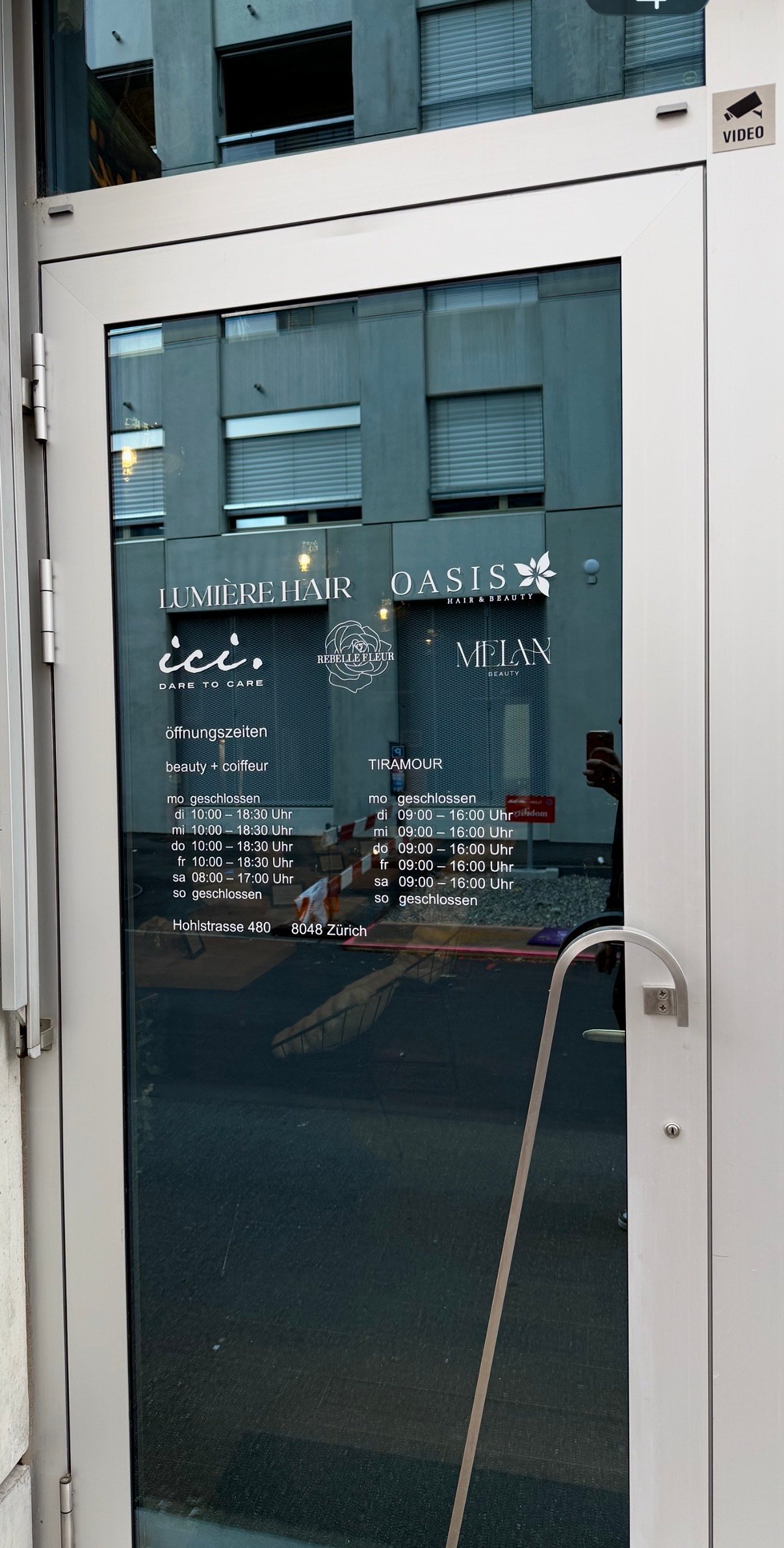 Lumière Hair & Oasis Beauty - Ladentür